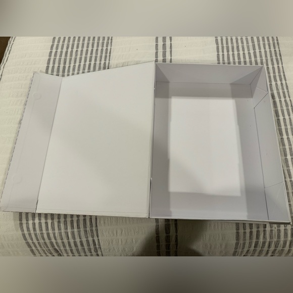 Johnny Was cardboard gift/keepsake box with magnetic closure. Brand new - Picture 2 of 4